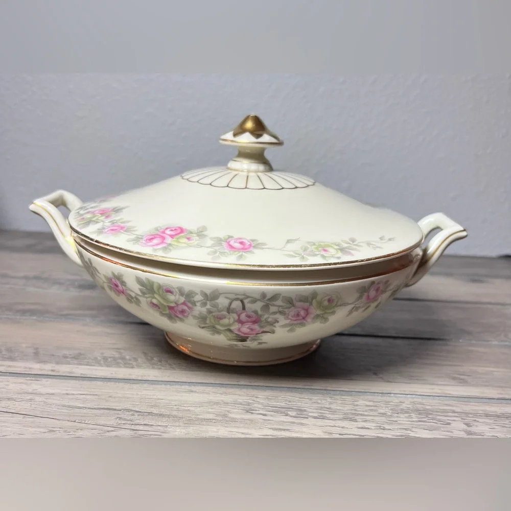 Heinrich & Co. Vtg. Selb Bavaria “Senta”‎ Covered Serving Bowl/Tureen Pink